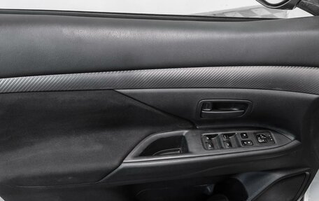 Mitsubishi Outlander III рестайлинг 3, 2017 год, 1 865 000 рублей, 10 фотография