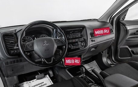 Mitsubishi Outlander III рестайлинг 3, 2017 год, 1 865 000 рублей, 6 фотография