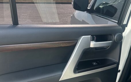 Toyota Land Cruiser 200, 2018 год, 7 050 000 рублей, 28 фотография