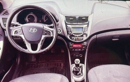 Hyundai Solaris II рестайлинг, 2011 год, 870 000 рублей, 5 фотография