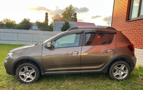 Renault Sandero II рестайлинг, 2019 год, 650 000 рублей, 2 фотография