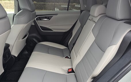 Toyota RAV4, 2023 год, 4 800 000 рублей, 9 фотография