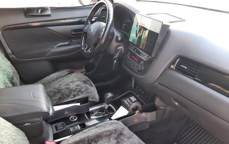 Mitsubishi Outlander III рестайлинг 3, 2019 год, 2 150 000 рублей, 11 фотография