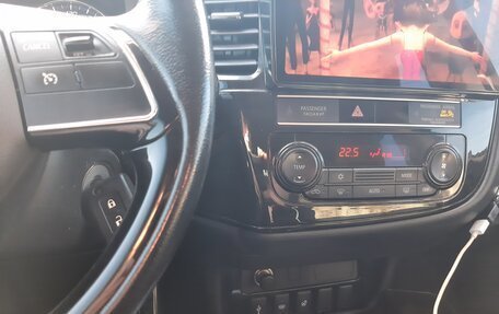 Mitsubishi Outlander III рестайлинг 3, 2019 год, 2 150 000 рублей, 15 фотография