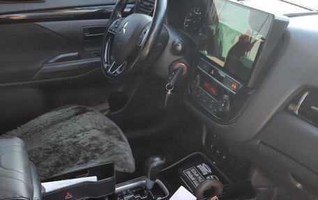 Mitsubishi Outlander III рестайлинг 3, 2019 год, 2 150 000 рублей, 13 фотография