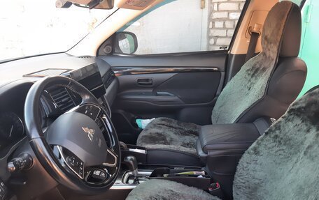 Mitsubishi Outlander III рестайлинг 3, 2019 год, 2 150 000 рублей, 34 фотография