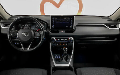 Toyota RAV4, 2020 год, 3 240 000 рублей, 8 фотография