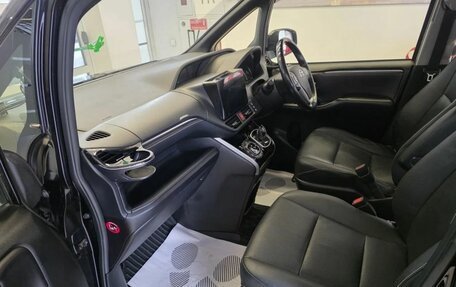 Toyota Voxy III, 2015 год, 1 800 000 рублей, 24 фотография