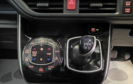 Toyota Voxy III, 2015 год, 1 800 000 рублей, 19 фотография