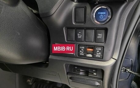 Toyota Voxy III, 2015 год, 1 800 000 рублей, 20 фотография