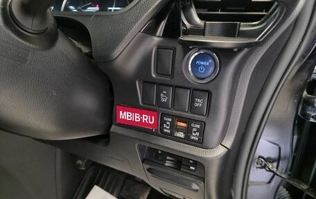 Toyota Voxy III, 2015 год, 1 800 000 рублей, 28 фотография