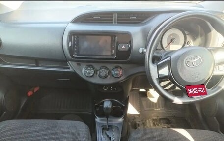 Toyota Vitz, 2017 год, 865 000 рублей, 3 фотография