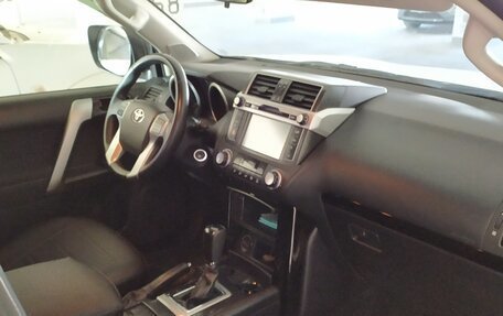 Toyota Land Cruiser Prado 150 рестайлинг 2, 2017 год, 3 700 000 рублей, 4 фотография