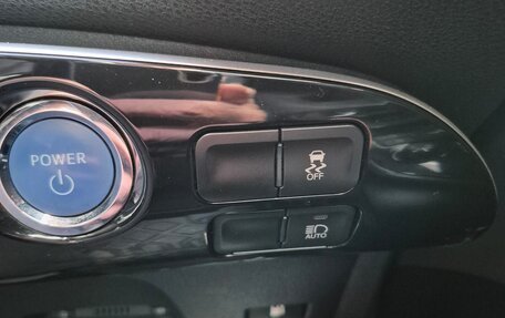 Toyota Prius IV XW50, 2019 год, 1 920 000 рублей, 4 фотография