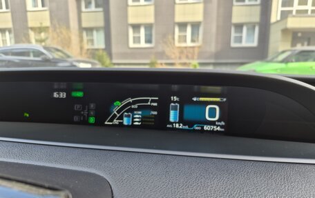 Toyota Prius IV XW50, 2019 год, 1 920 000 рублей, 3 фотография