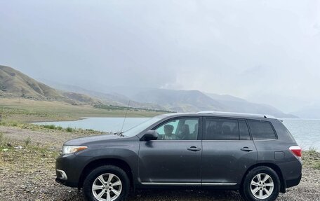 Toyota Highlander III, 2011 год, 1 750 000 рублей, 2 фотография