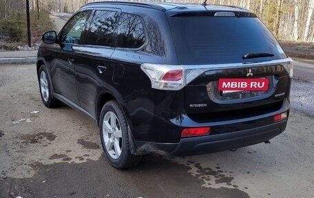 Mitsubishi Outlander III рестайлинг 3, 2012 год, 1 590 000 рублей, 4 фотография