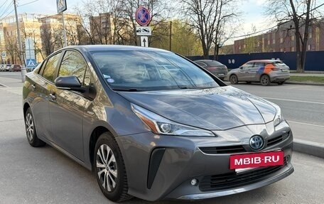 Toyota Prius IV XW50, 2019 год, 2 250 000 рублей, 2 фотография
