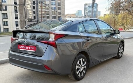 Toyota Prius IV XW50, 2019 год, 2 250 000 рублей, 3 фотография