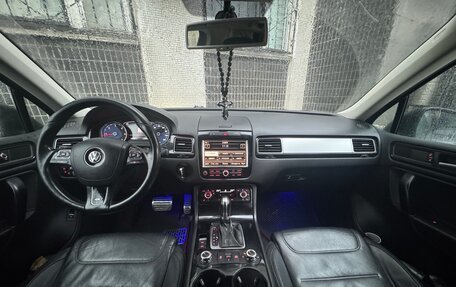 Volkswagen Touareg III, 2011 год, 1 890 000 рублей, 2 фотография