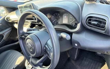 Toyota Yaris, 2022 год, 920 000 рублей, 5 фотография