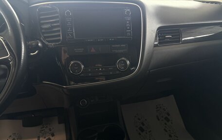 Mitsubishi Outlander III рестайлинг 3, 2016 год, 1 890 000 рублей, 10 фотография