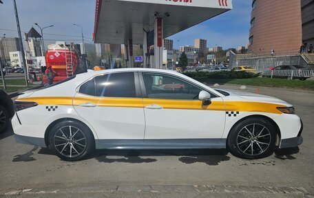 Toyota Camry, 2021 год, 1 950 000 рублей, 3 фотография
