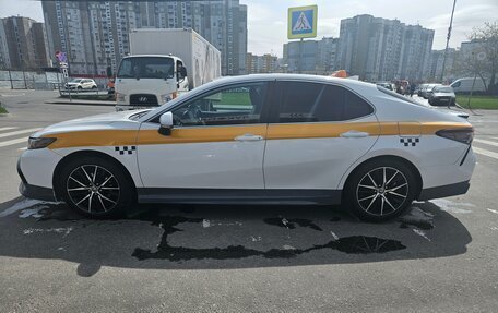 Toyota Camry, 2021 год, 1 950 000 рублей, 4 фотография