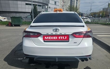 Toyota Camry, 2021 год, 1 950 000 рублей, 2 фотография