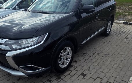 Mitsubishi Outlander III рестайлинг 3, 2016 год, 1 980 000 рублей, 2 фотография