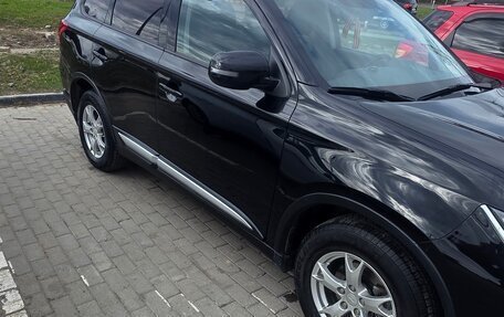 Mitsubishi Outlander III рестайлинг 3, 2016 год, 1 980 000 рублей, 3 фотография
