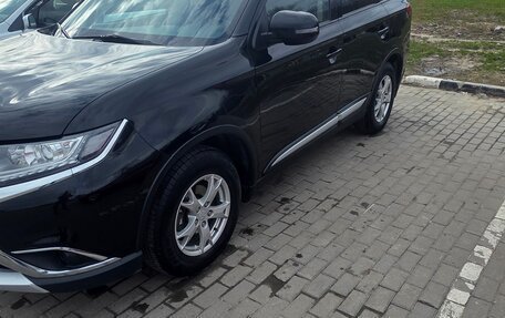 Mitsubishi Outlander III рестайлинг 3, 2016 год, 1 980 000 рублей, 5 фотография