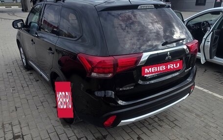 Mitsubishi Outlander III рестайлинг 3, 2016 год, 1 980 000 рублей, 10 фотография