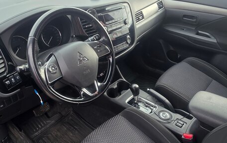 Mitsubishi Outlander III рестайлинг 3, 2016 год, 1 980 000 рублей, 30 фотография