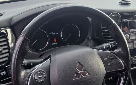 Mitsubishi Outlander III рестайлинг 3, 2016 год, 1 980 000 рублей, 31 фотография