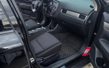 Mitsubishi Outlander III рестайлинг 3, 2016 год, 1 980 000 рублей, 22 фотография