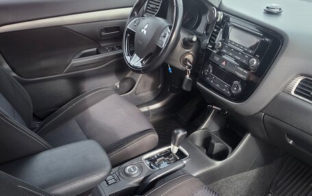 Mitsubishi Outlander III рестайлинг 3, 2016 год, 1 980 000 рублей, 35 фотография