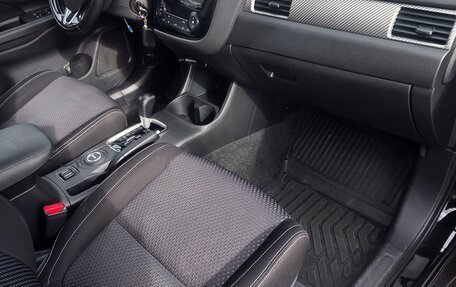 Mitsubishi Outlander III рестайлинг 3, 2016 год, 1 980 000 рублей, 34 фотография