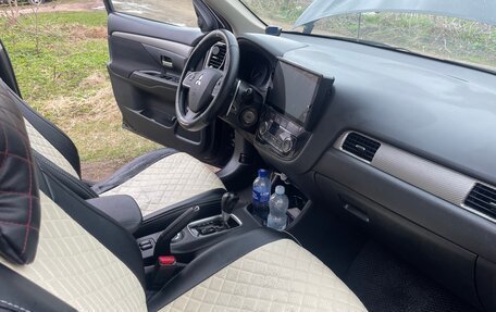 Mitsubishi Outlander III рестайлинг 3, 2014 год, 1 390 000 рублей, 10 фотография