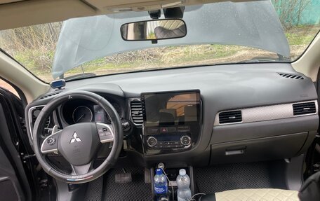 Mitsubishi Outlander III рестайлинг 3, 2014 год, 1 390 000 рублей, 14 фотография