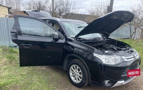 Mitsubishi Outlander III рестайлинг 3, 2014 год, 1 390 000 рублей, 8 фотография