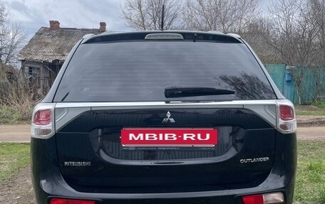 Mitsubishi Outlander III рестайлинг 3, 2014 год, 1 390 000 рублей, 3 фотография