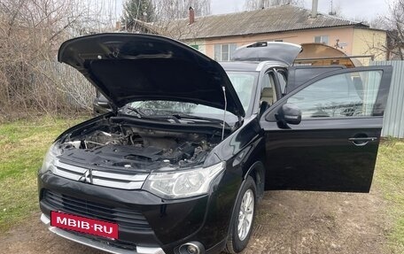 Mitsubishi Outlander III рестайлинг 3, 2014 год, 1 390 000 рублей, 7 фотография