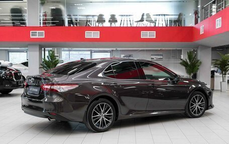 Toyota Camry, 2021 год, 3 090 000 рублей, 2 фотография