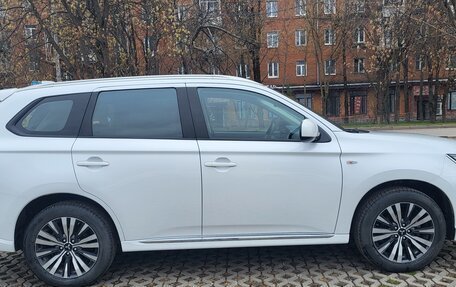 Mitsubishi Outlander III рестайлинг 3, 2022 год, 2 650 000 рублей, 1 фотография