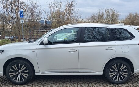 Mitsubishi Outlander III рестайлинг 3, 2022 год, 2 650 000 рублей, 2 фотография