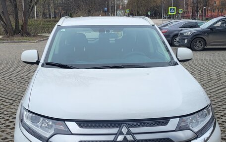 Mitsubishi Outlander III рестайлинг 3, 2022 год, 2 650 000 рублей, 5 фотография