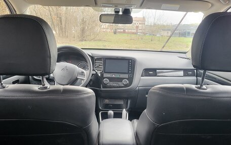 Mitsubishi Outlander III рестайлинг 3, 2022 год, 2 650 000 рублей, 10 фотография