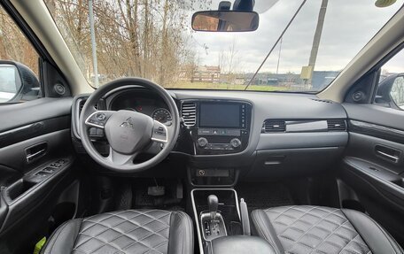 Mitsubishi Outlander III рестайлинг 3, 2022 год, 2 650 000 рублей, 12 фотография