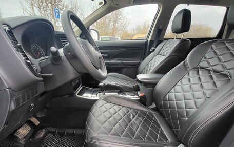 Mitsubishi Outlander III рестайлинг 3, 2022 год, 2 650 000 рублей, 13 фотография